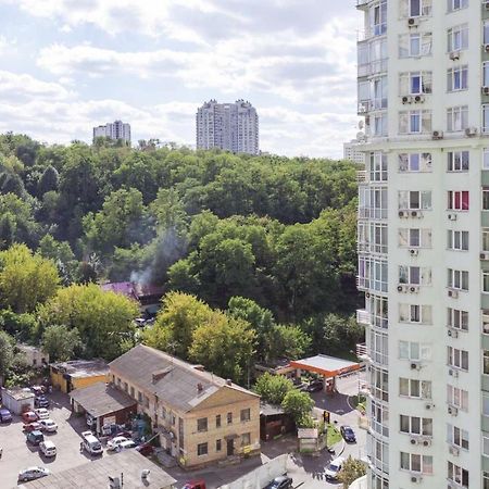 Navit Apartments With Breakfast, Near The Railway Station, The City Center And The Park Kiev Bagian luar foto