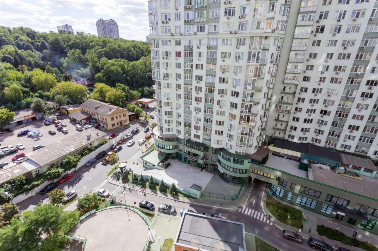 Navit Apartments With Breakfast, Near The Railway Station, The City Center And The Park Kiev Bagian luar foto