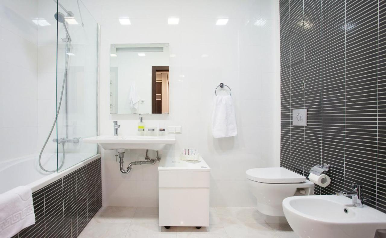Navit Apartments With Breakfast, Near The Railway Station, The City Center And The Park Kiev Bagian luar foto
