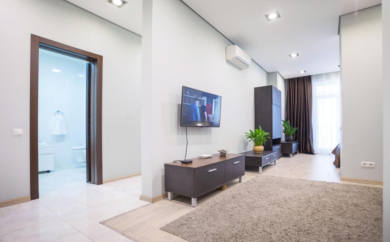 Navit Apartments With Breakfast, Near The Railway Station, The City Center And The Park Kiev Bagian luar foto