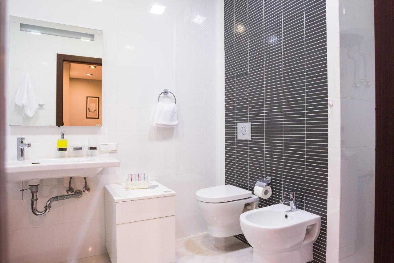 Navit Apartments With Breakfast, Near The Railway Station, The City Center And The Park Kiev Bagian luar foto