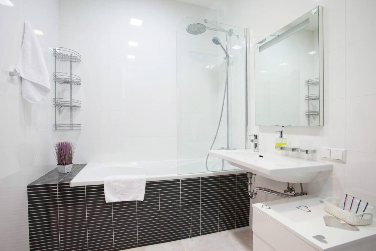 Navit Apartments With Breakfast, Near The Railway Station, The City Center And The Park Kiev Bagian luar foto