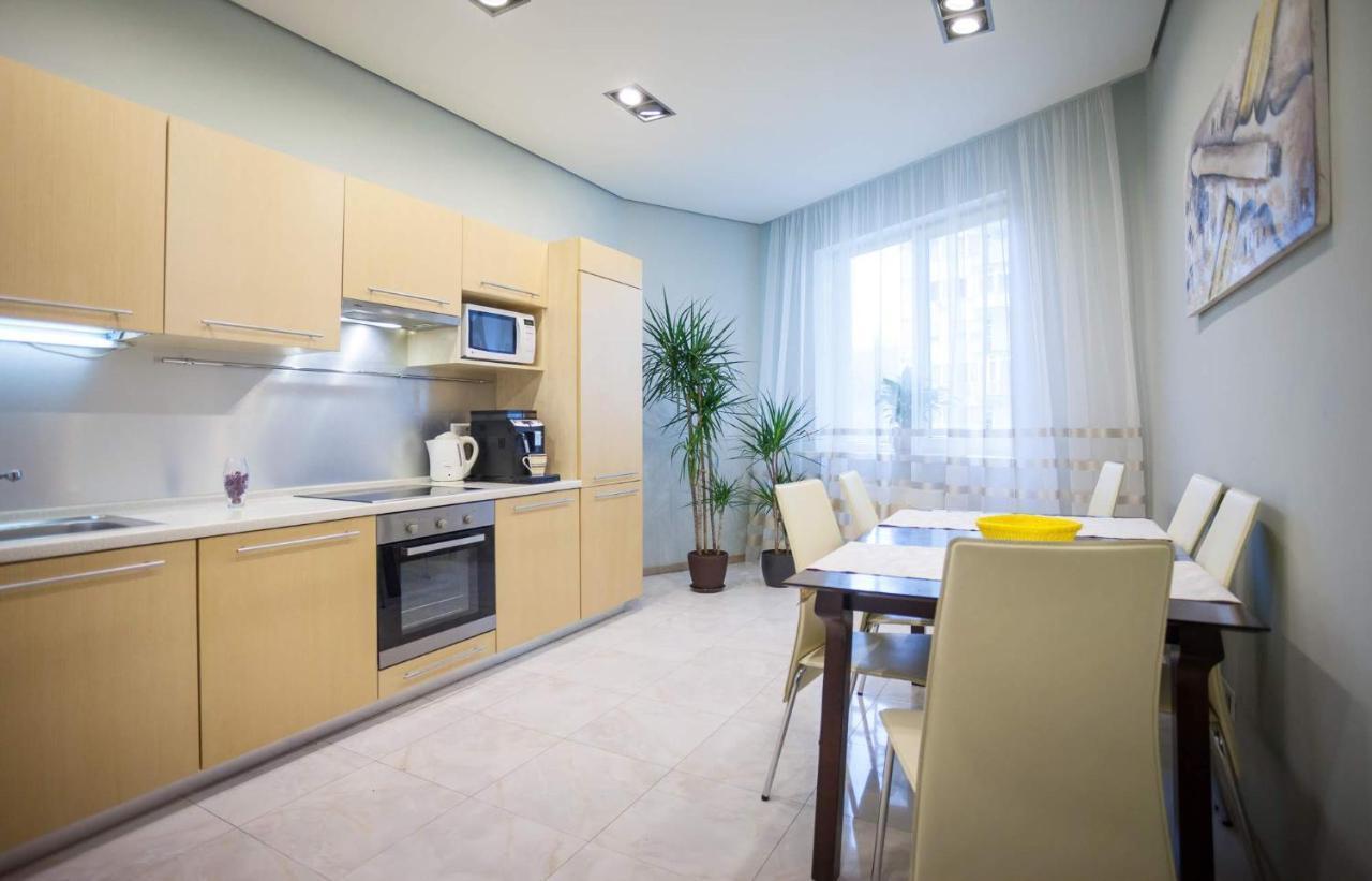 Navit Apartments With Breakfast, Near The Railway Station, The City Center And The Park Kiev Bagian luar foto