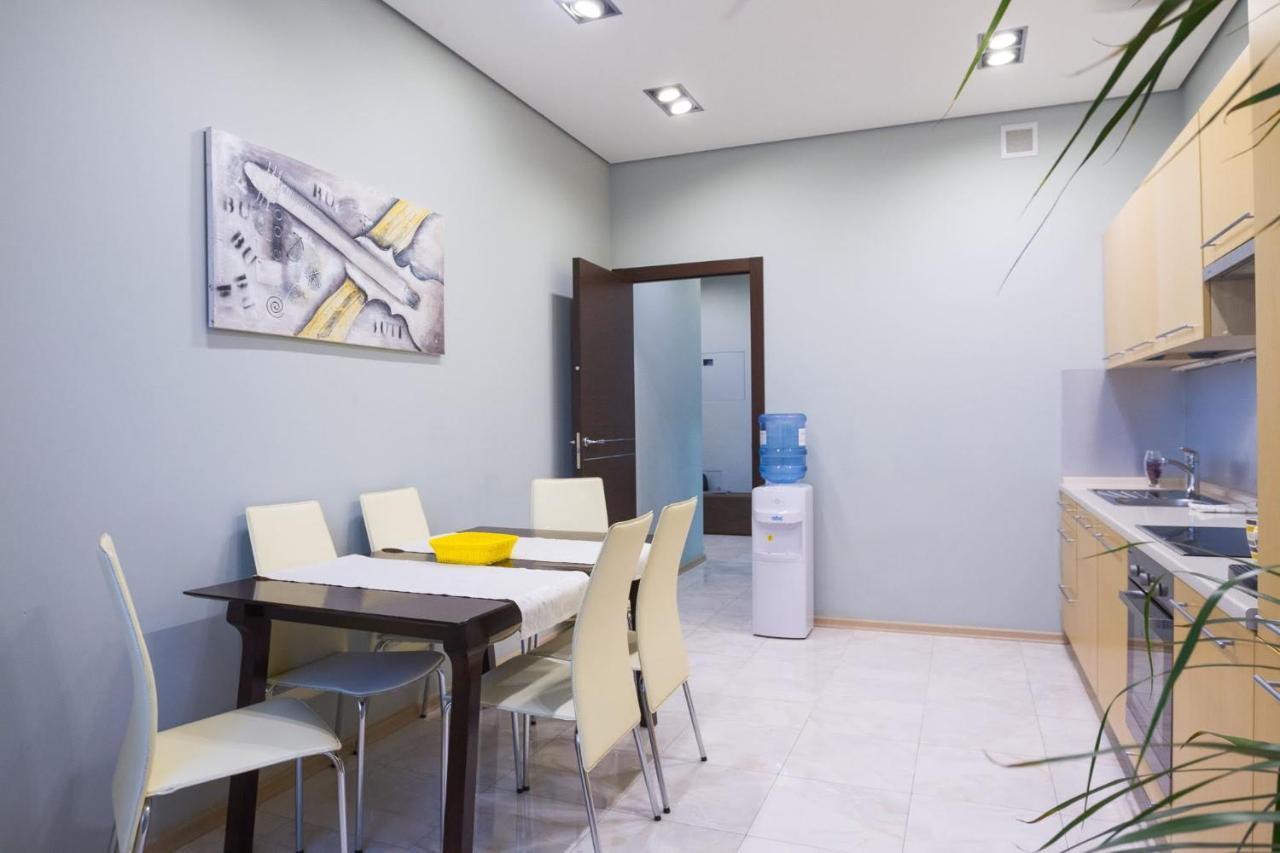 Navit Apartments With Breakfast, Near The Railway Station, The City Center And The Park Kiev Bagian luar foto